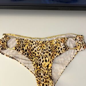 Victoria’s Secret bikini leopard M ring